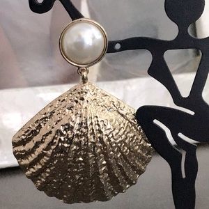 Gold shell and Pearl earring.